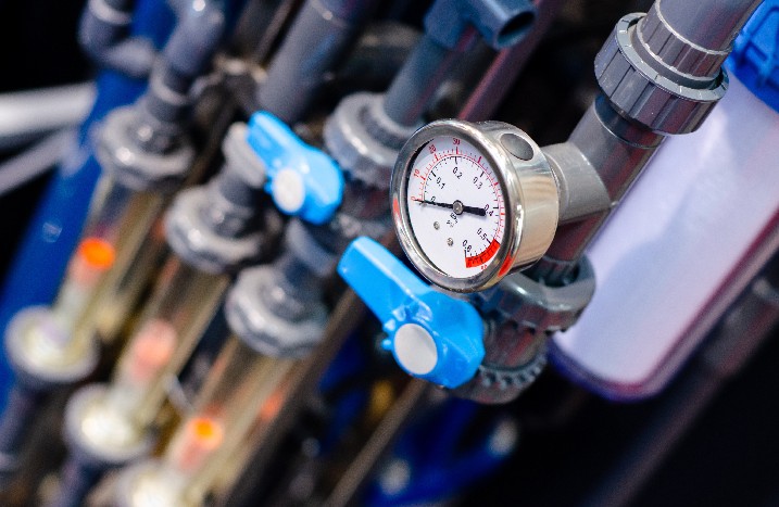 Diverse Rohre und ein Manometer in der Nahaufnahme.