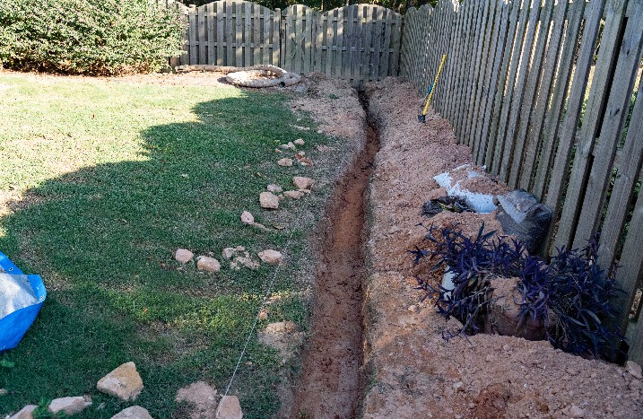 Rohrschacht für Wasserleitung im Gartenboden.