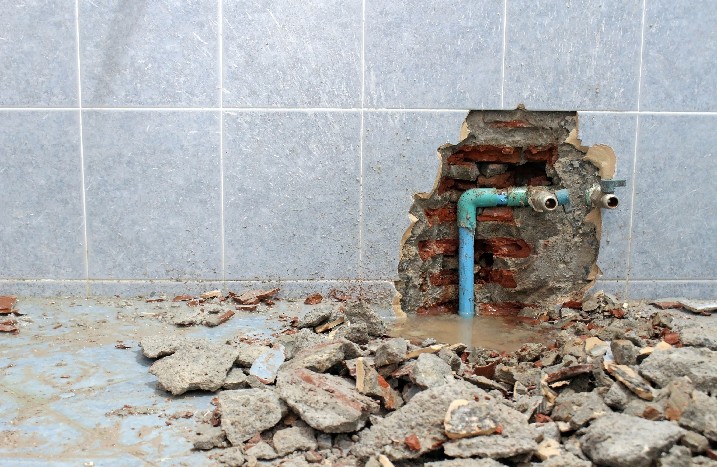 Aufgestemmte Wand mit Wasseranschluss im Bad.