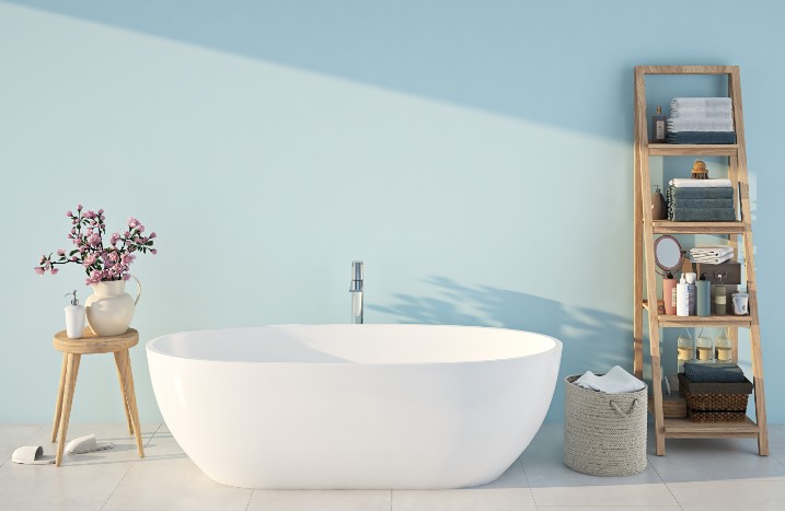 weiße Badewanne vor blauer Wand
