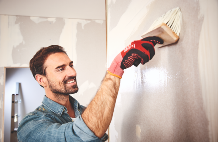 Grundierung auf Wand auftragen