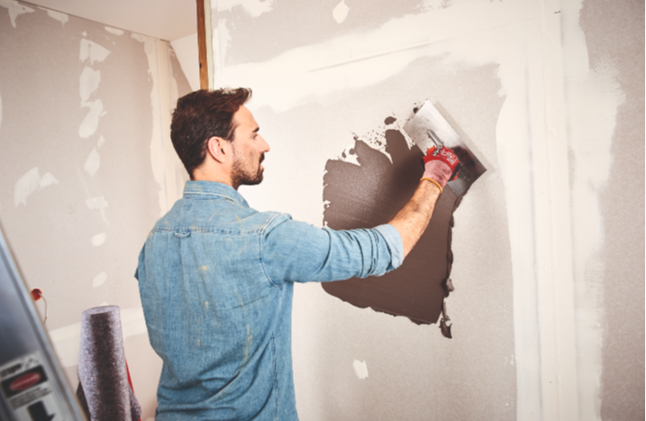 Erste Schicht Beton auf Wand auftragen