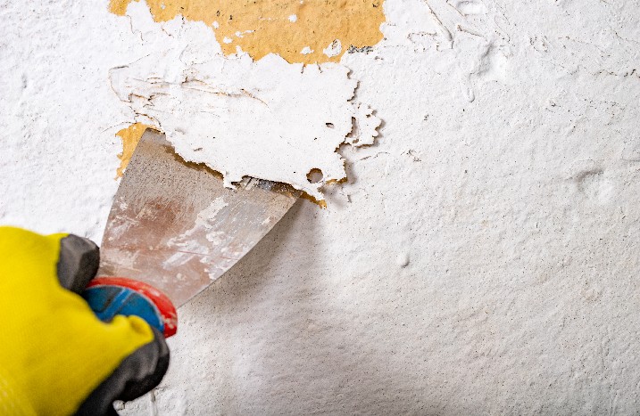 Losen Putz mit Spachtel entfernen Handschuh Farbreste