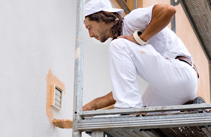 Man streicht Fassade Wand