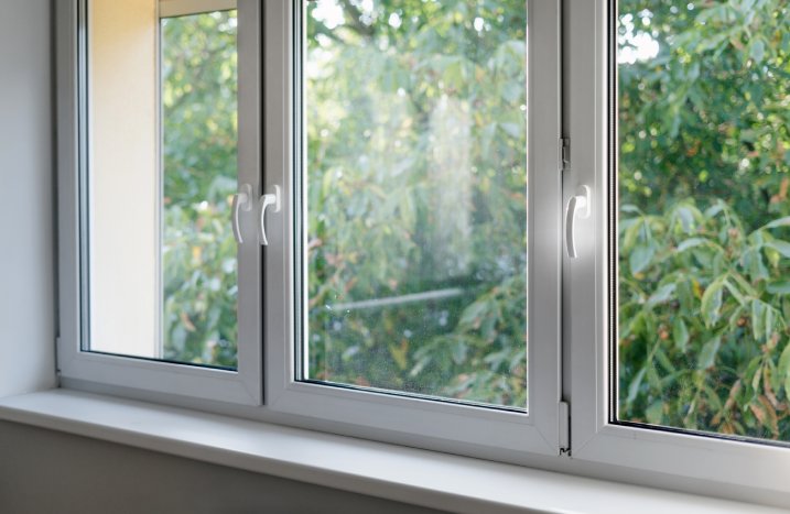 Weißer Fensterrahmen mit modernen Aluminiumprofilen 