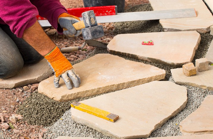 Natursteinplatten werden verlegt