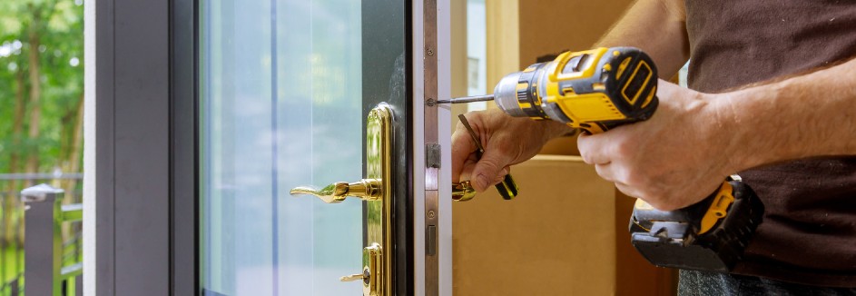 RT Haustuer einbauen Header 21 05 943x326 Handwerker bringt eine Haustür an