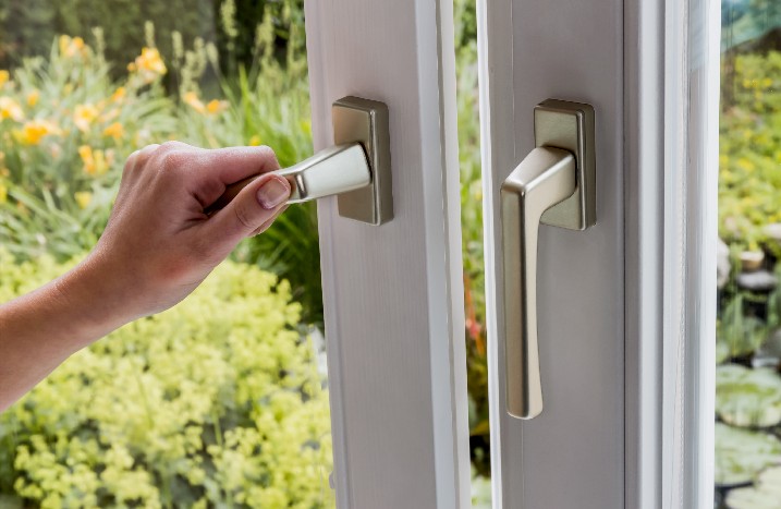 Frau öffnet ein Fenster.