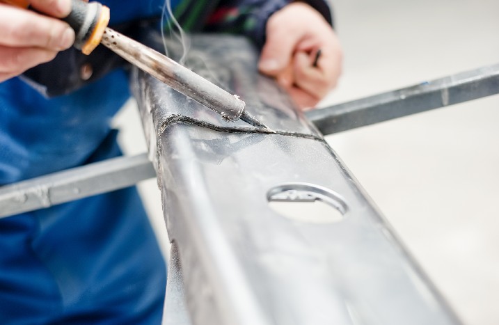 Kunststoff wird reparieret