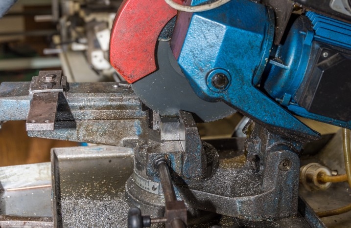 Metallarbeiter mit Trennschneider-Kappsäge