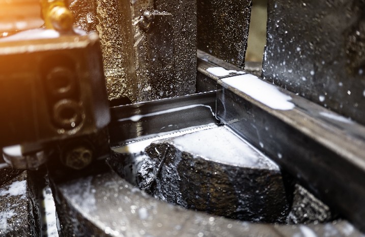 CNC-Drehmaschine mit Bandsäge zum Schneiden von Metallprodukten