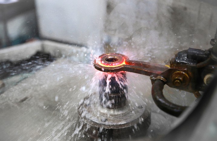 Kühlen eines Metallteils mit Flüssigkeit