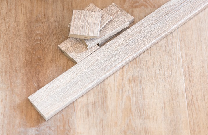 Holzstücke für die Verkleidung liegen auf dem Boden