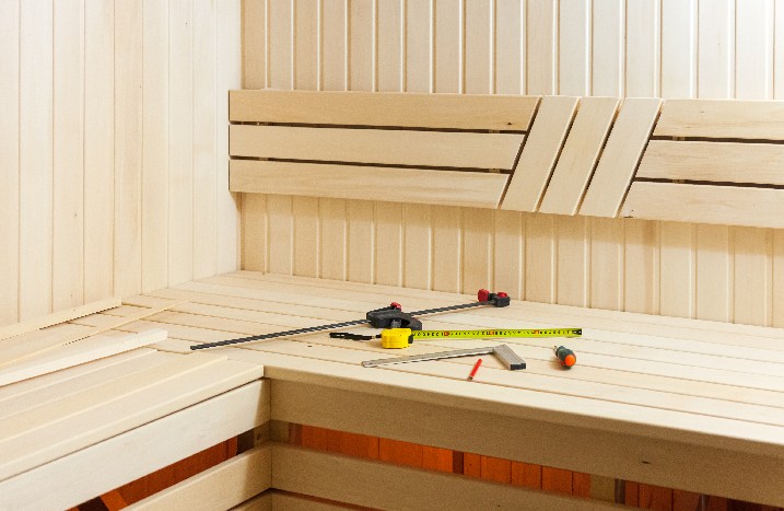 Werkzeuge liegen in leerer Sauna
