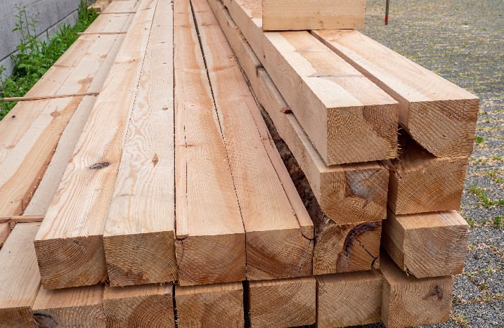 Holzstapel zum Bau einer Sauna