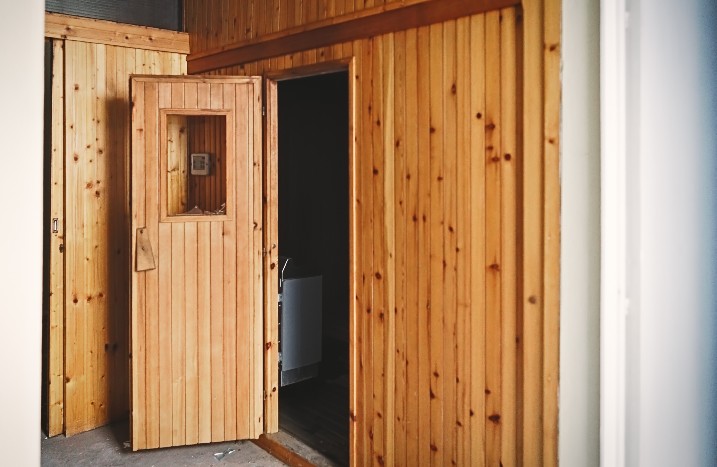 Holzsauna im Haus mit Tür offen
