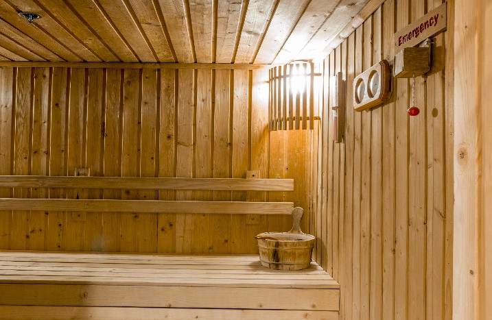 eine Holzsauna von innen