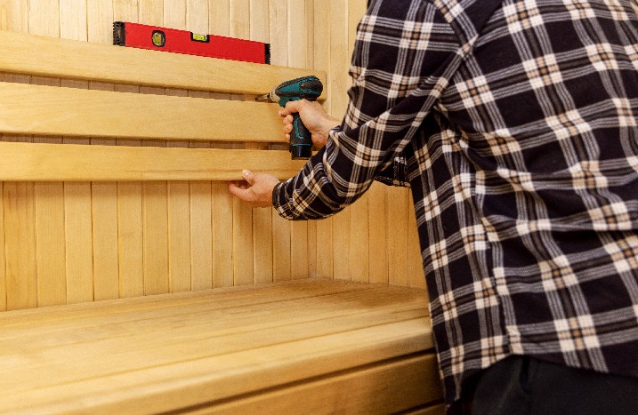 Inneneinrichtung der Sauna wird montiert