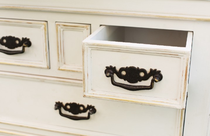offene Schublade einer Kommode im Shabby-Chic-Style