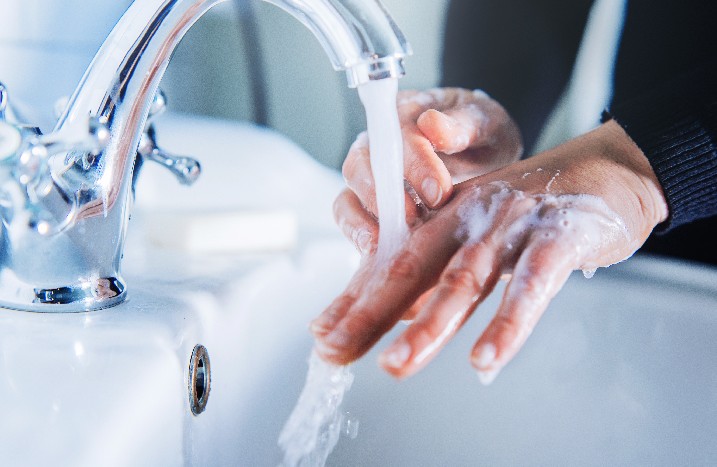 Eine Person wäscht sich die Hände