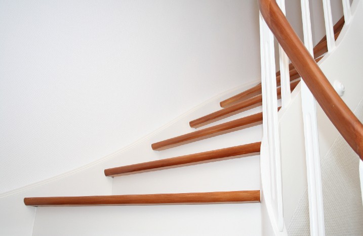 Weiße, renovierte Holztreppe