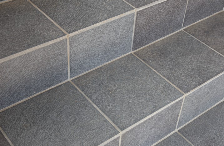 geflieste, graue Treppe