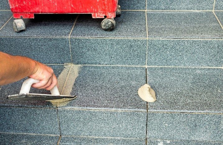 Treppenfliesen werden verfugt