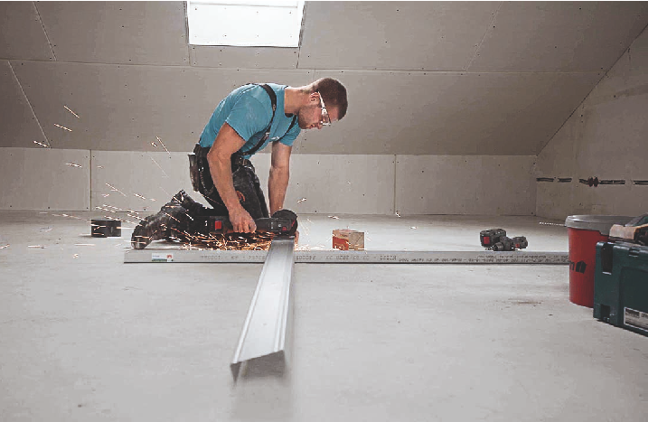 Ein Handwerker schneidet UW-Profile für ein Ständerwerk zurecht.