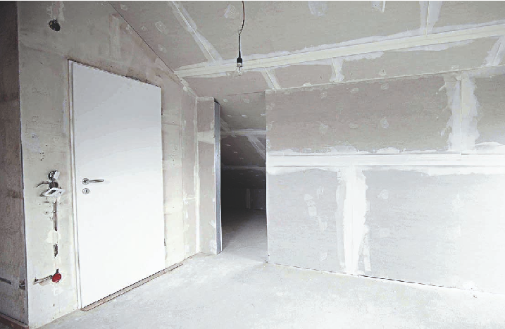 Die fertige Trockenbauwand im Dachgeschoss.