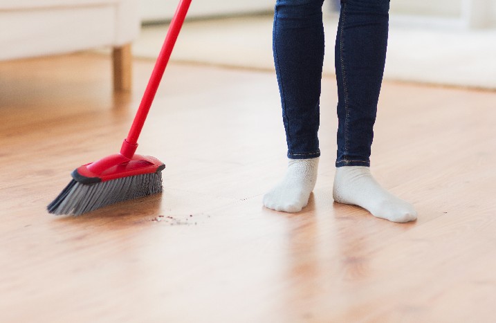 Dreck wird zusammen gekehrt