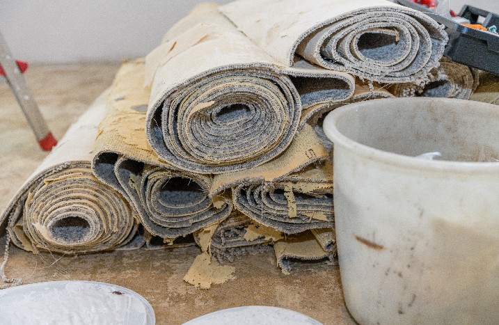 Eimer vor mehreren Rollen Teppichboden