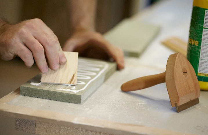 Furnierkleber wird aufgetragen