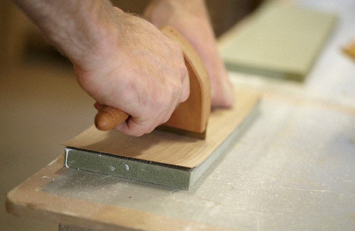 Holzfurnier wird festgeklebt