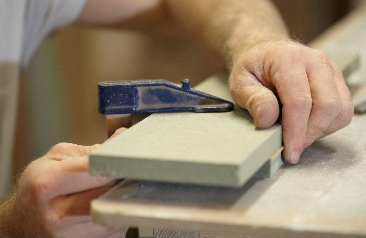 Holzfurnier wird fixiert