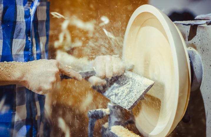 Handwerker drechselt Schale