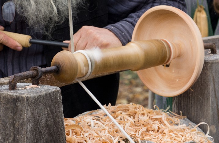 Mann drechselt Holz