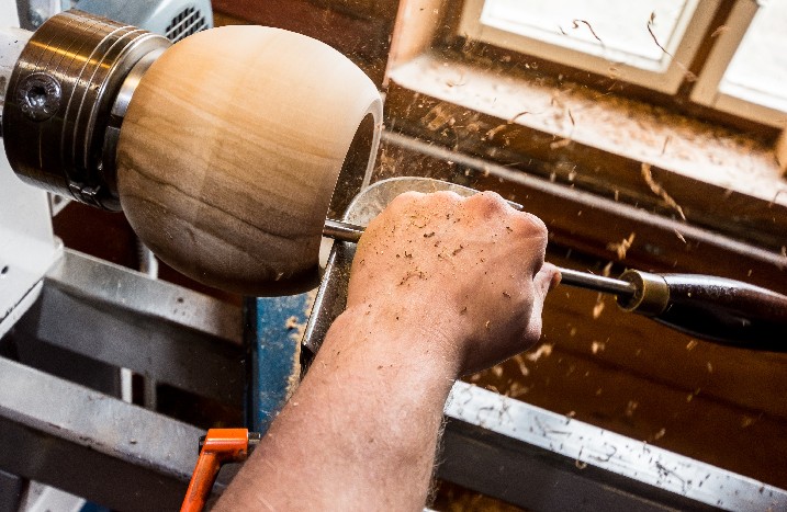Holzschale wird gedrechselt