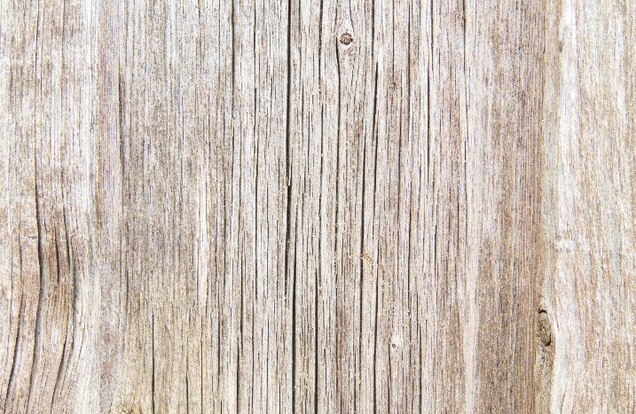Trockenes und gerissenes Holz
