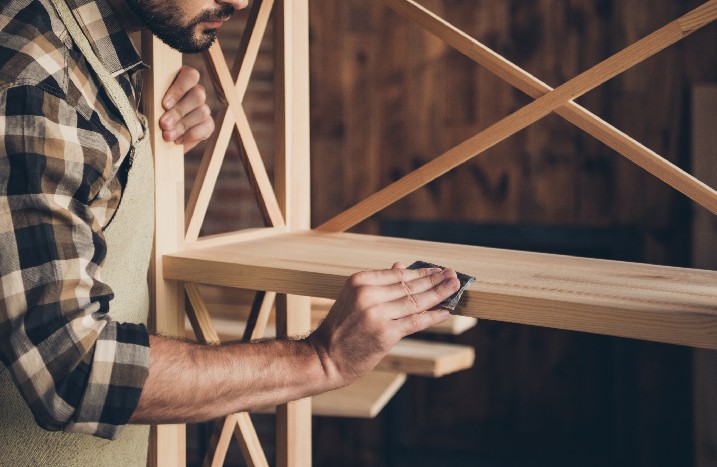 Holz per Hand schleifen