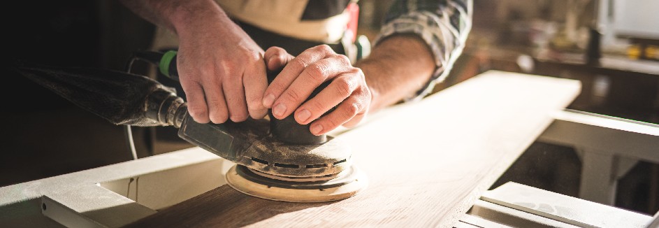 Holz schleifen Holz wird geschliffen