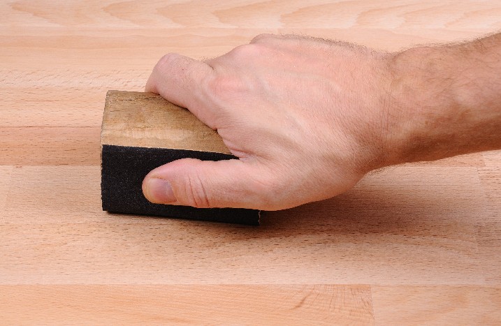 Holz wird geschliffen