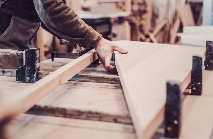 Ein Handwerker sägt Holz.