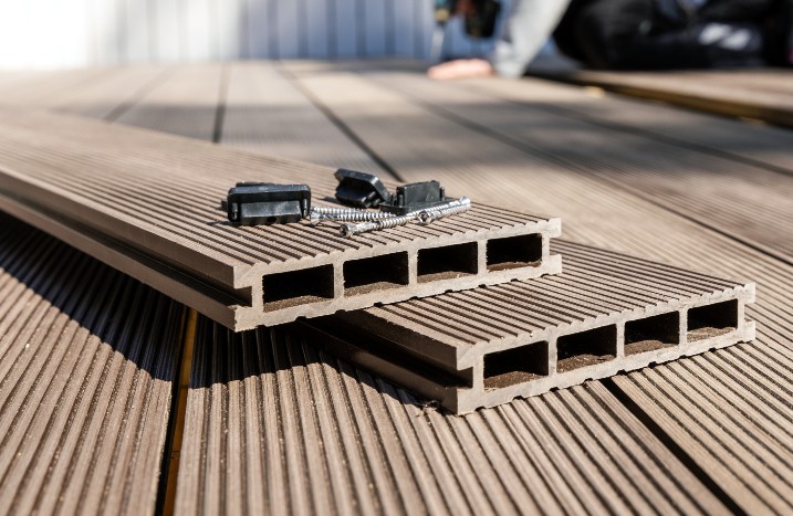 Arbeiter bei der Verlegung von Holz-Kunststoff-Verbundstoff-Terrassendielen.
