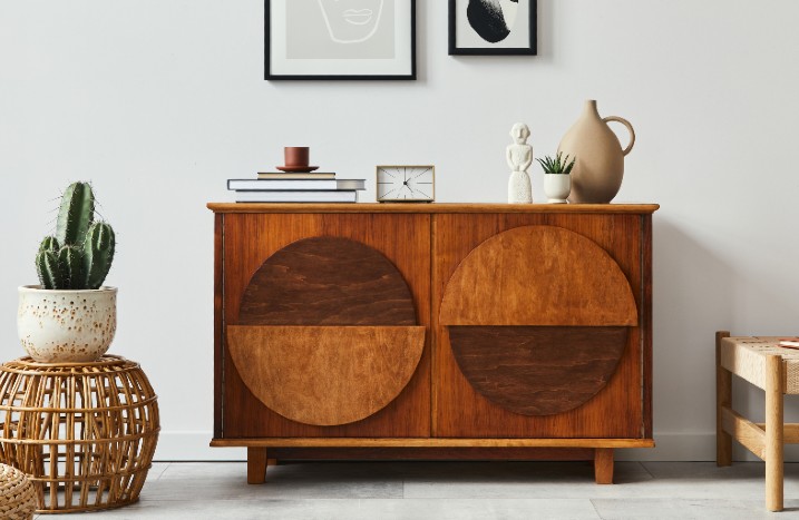 Ein Holzschrank aus unterschiedlichen Holzarten.