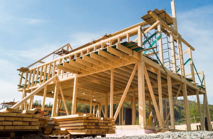 ein Haus wird aus Holz gebaut.