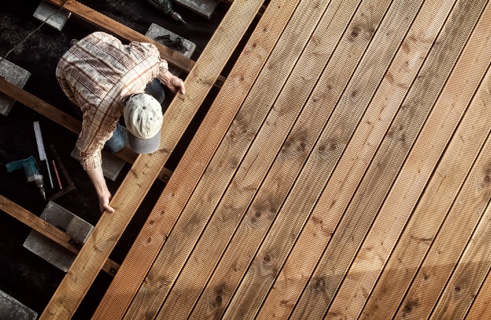 Holzterrasse wird gebaut.