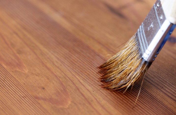 Holz wird gebeizt