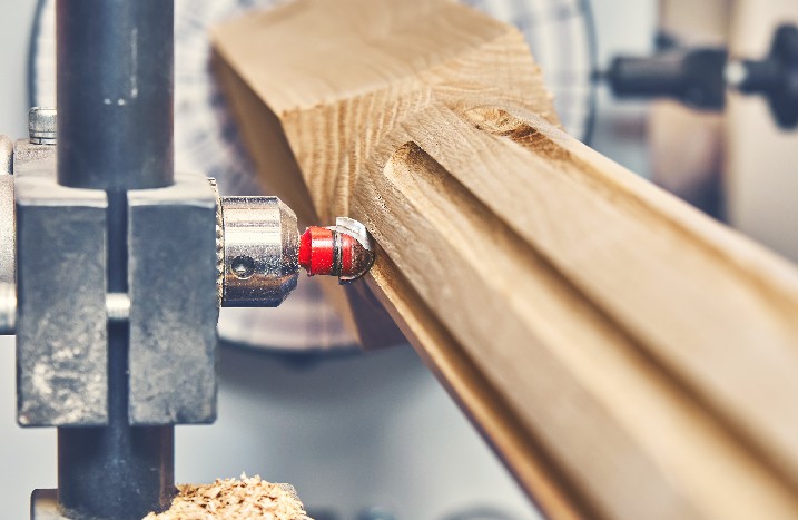 Drehen von hölzernen Treppenbalusttern. Holztreppenbalancierter Herstellungsprozess auf einer Drehmaschine mit Fräser