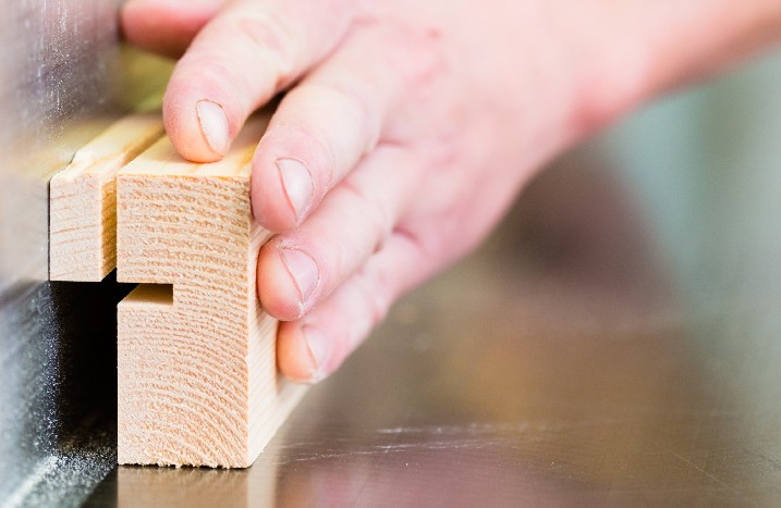 Nut wird in Holz gefräst