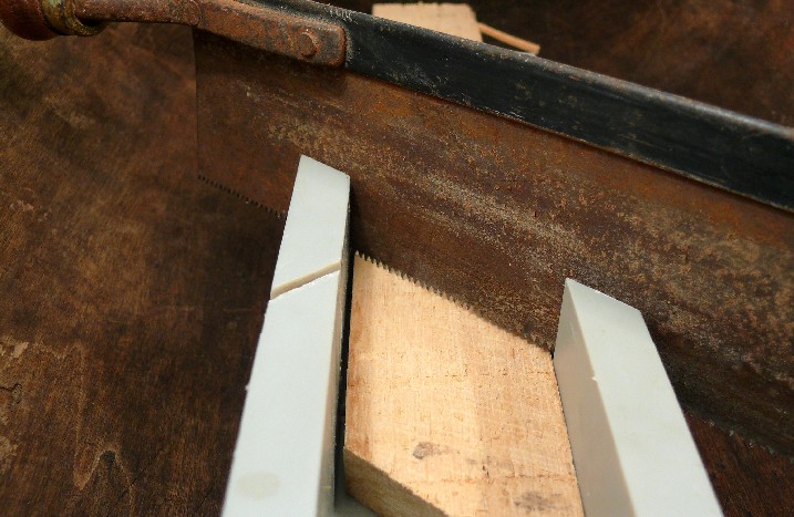 Rostige Säge in Gehrungschiene
